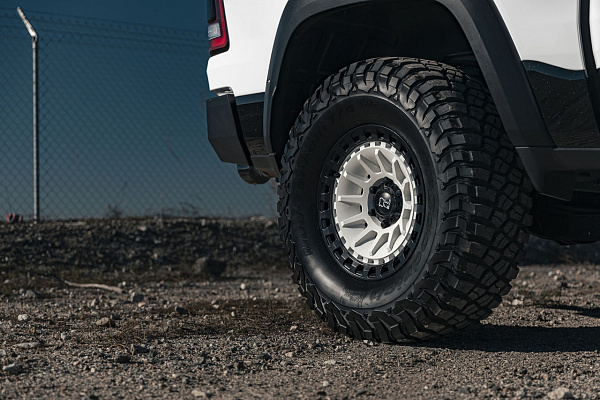 Фото дисков Black Rhino BARRAGE Белый сатин на Ram 1500 V