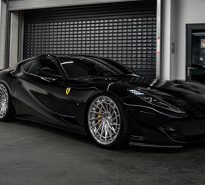 Фото дисков Radi8 R801 2-Piece на Ferrari 812