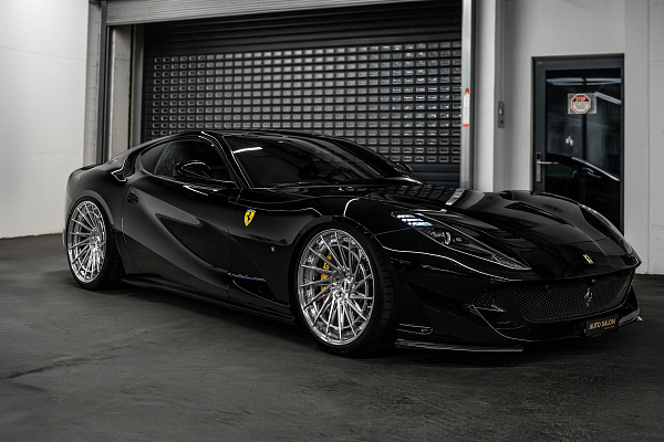 Фото дисков Radi8 R801 2-Piece Полированный лак на Ferrari 812