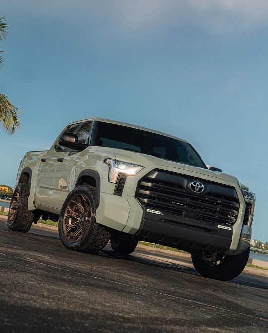 Фото дисков 4P83 Сатиновая бронза на Toyota Tundra III