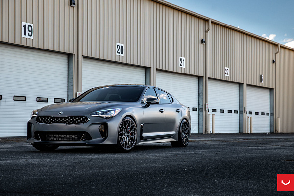 Фото дисков Vossen HF-2 Сатиновый графит на Kia Stinger