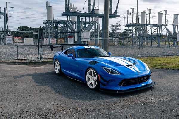 Фото дисков HRE 305M Белый глянец на Dodge Viper