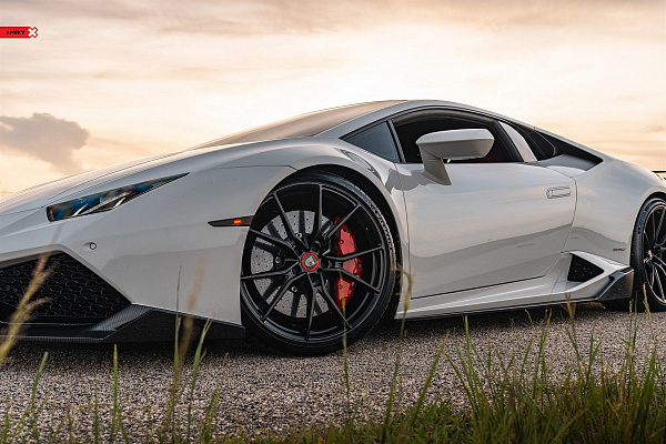 Фото дисков Anrky AN12 Черный глянец на Lamborghini Huracan