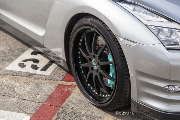 Фото дисков Strasse Wheels R10 Signature Черный сатин на Nissan GT-R
