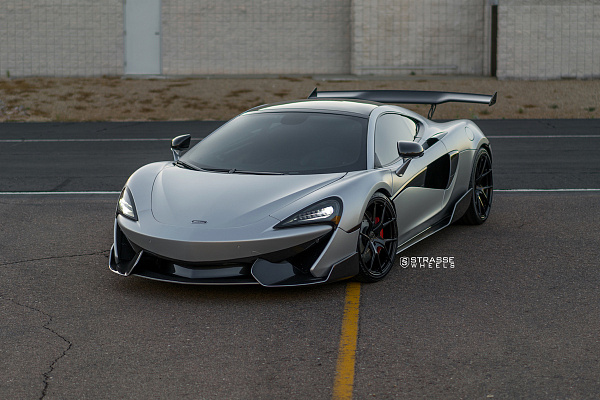 Фото дисков Strasse Wheels SM5R Deep Concave Monoblock Черный глянец на McLaren 570S