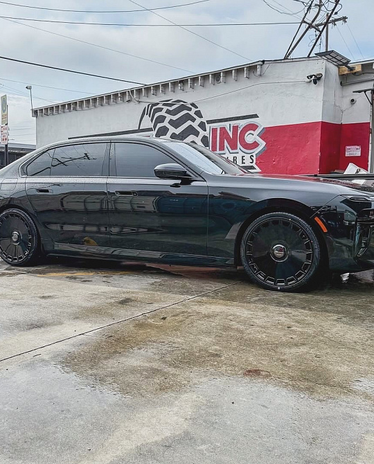 Фото дисков Dicotto Черный глянец на BMW 7 (G70)