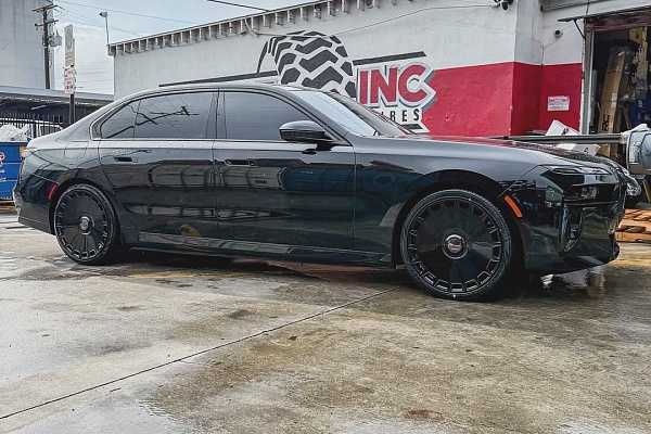 Фото дисков Giovanna Dicotto Черный глянец на BMW 7 (G70)