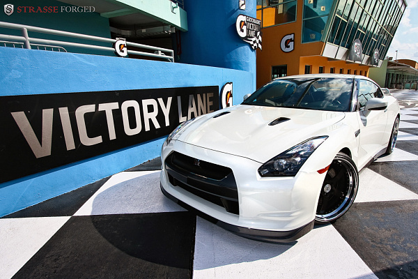 Фото дисков Strasse Wheels S5 Performance Другой цвет на Nissan GT-R