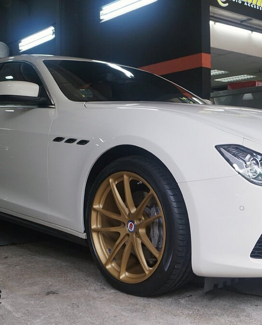 Фото дисков P104 Сатиновое золото на Maserati Ghibli