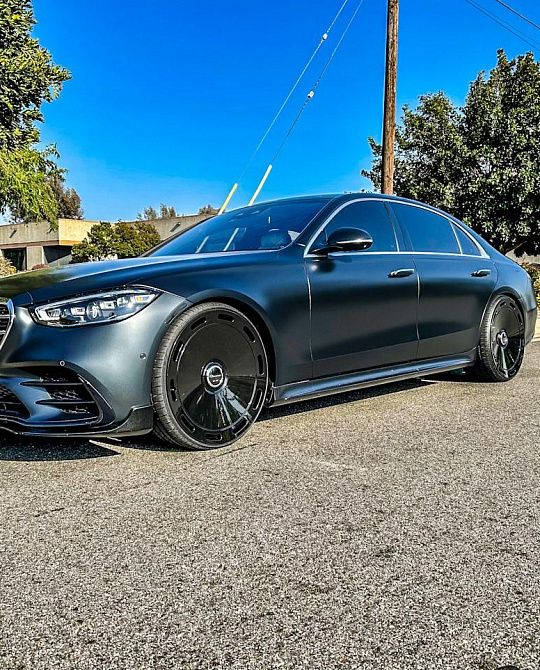 Фото дисков Amur Черный глянец на Mercedes-Benz S-Class (W223)