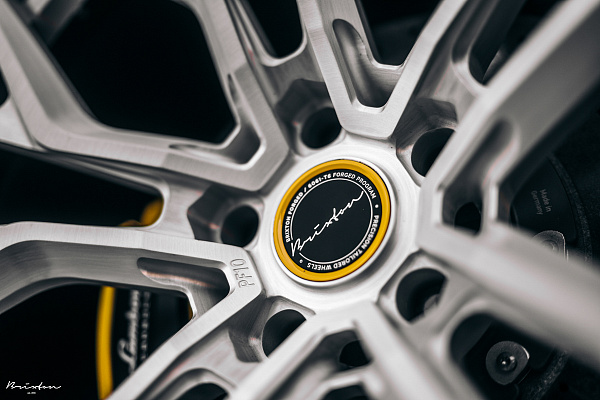 Фото дисков Brixton Forged PF10 Глянцевый лак на Lamborghini Urus