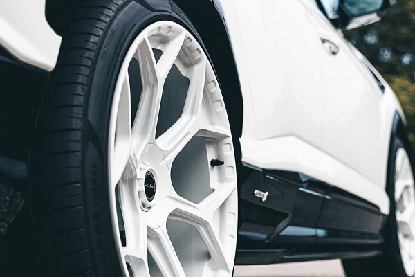 Фото дисков Brixton Forged MW03 Белый глянец на Lamborghini Urus