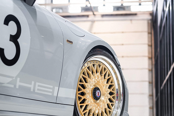 Фото дисков HRE 501 Глянцевое золото на Porsche 911 VIII