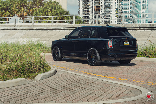 Фото дисков Vossen S17-14 Черный глянец на Rolls-Royce Cullinan