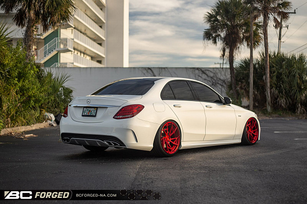 Фото дисков BC Forged HCA222 Красный глянец на Mercedes-Benz C-Class (W205)