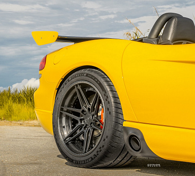 Фото дисков Strasse Wheels SV2-6 Deep Concave FS на Dodge Viper