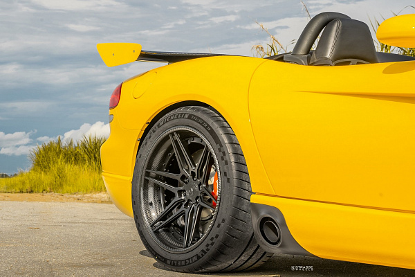 Фото дисков Strasse Wheels SV2-6 Deep Concave FS Черный матовый на Dodge Viper