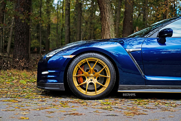 Фото дисков Strasse Wheels SM5R Deep Concave Monoblock Сатиновое золото на Nissan GT-R