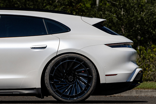 Фото дисков Radi8 R807 Черный глянец на Porsche Taycan I