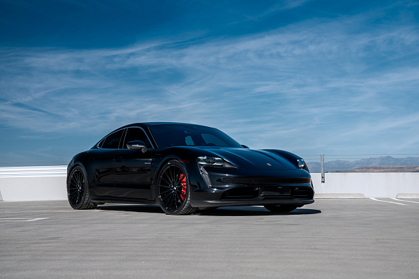 Фото дисков Savini BM16 Черный глянец на Porsche Taycan I