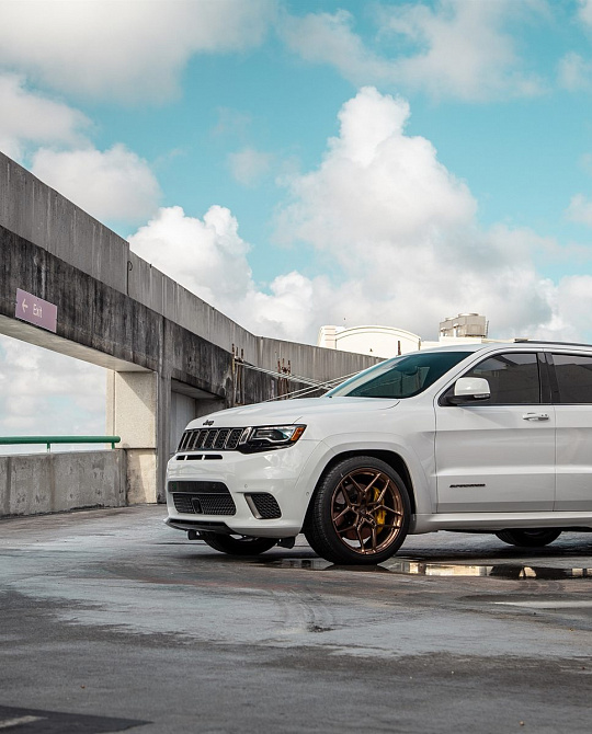 Фото дисков S1-X4 Глянцевая бронза на Jeep Grand Cherokee IV