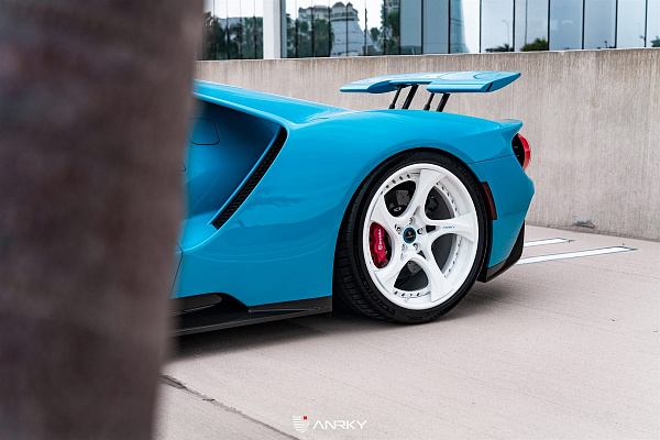 Фото дисков Anrky XR-305 Белый глянец на Ford GT II