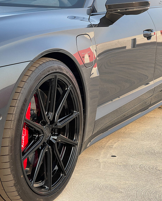 Фото дисков HF-3 Черный глянец на Audi E-tron GT