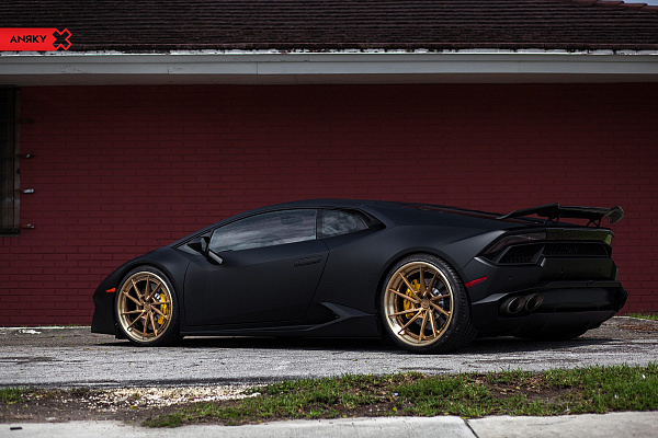 Фото дисков Anrky AN33 Сатиновое золото на Lamborghini Huracan