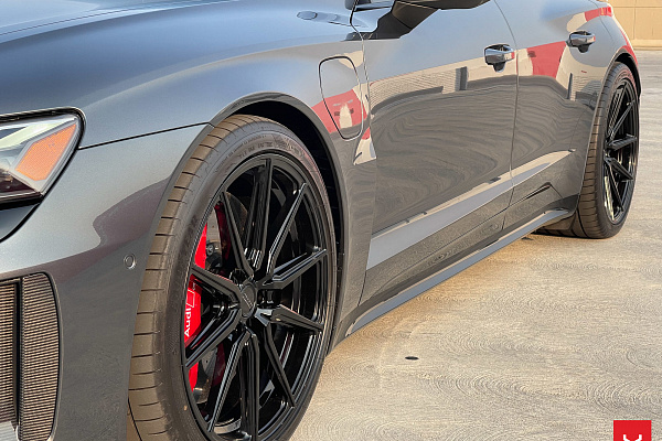 Фото дисков Vossen HF-3 Черный глянец на Audi E-tron GT