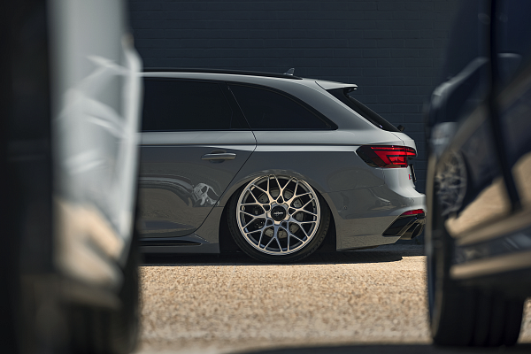 Фото дисков Rotiform SGN Глянцевый лак на Audi A/S/RS 4 (B9)