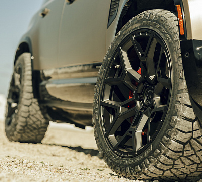 Фото дисков Vossen UV-4 на Land Rover Defender II