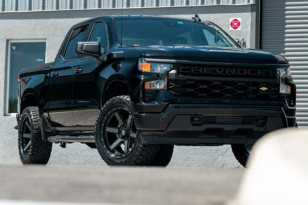 Фото дисков 4PLAY 4P63 Черный глянец на Chevrolet Silverado IV