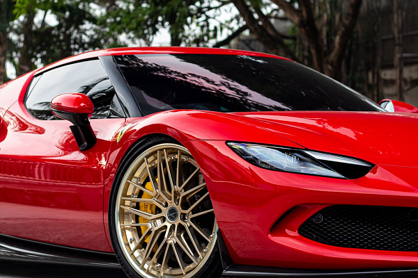 Фото дисков Brixton Forged VL4 Глянцевая шампань на Ferrari 296