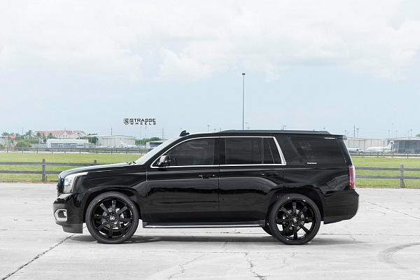 Фото дисков Strasse Wheels T8 Signature Черный глянец на GMC Yukon V