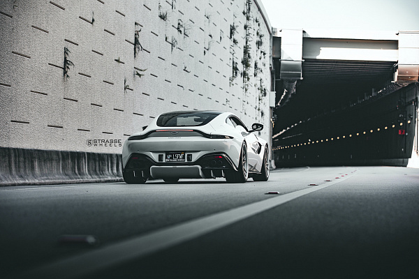 Фото дисков Strasse Wheels SV1T Deep Concave FS Другой цвет на Aston Martin Vantage 2