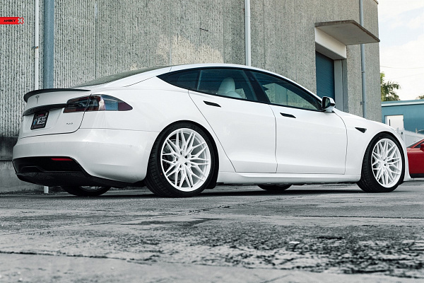Фото дисков Anrky S1-X1 Белый глянец на Tesla Model S