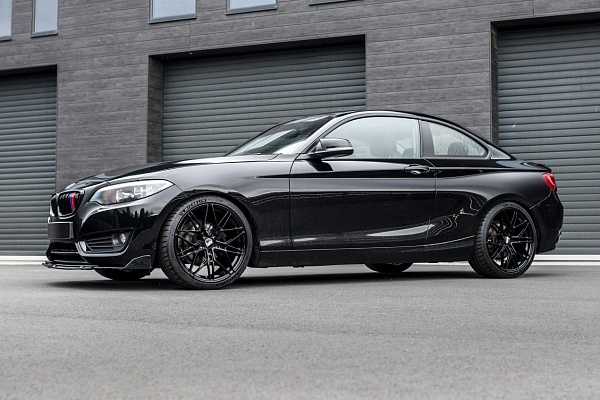 Фото дисков Bola FLV Черный глянец на BMW 2/M2 (F22/F87)