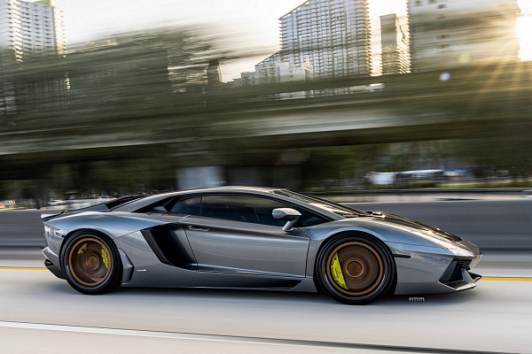 Фото дисков Strasse Wheels SV10M Track Сатиновая бронза на Lamborghini Aventador