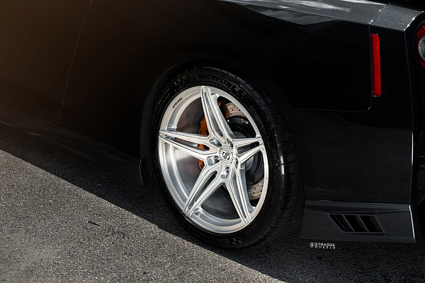 Фото дисков Strasse Wheels SV2 Deep Concave Monoblock Глянцевый лак на Nissan GT-R