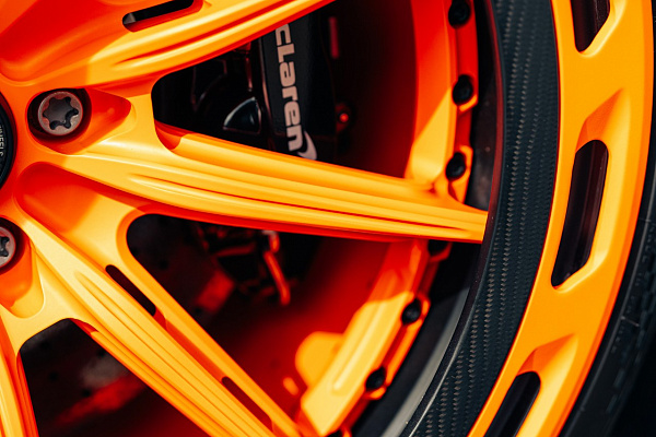Фото дисков Brixton Forged FDE11 Aerotech Черный сатин на McLaren 600