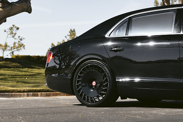 Фото дисков Rotiform CBU Черный глянец на Bentley Flying Spur III