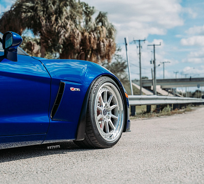 Фото дисков Strasse Wheels R10 Track на Chevrolet Corvette C6