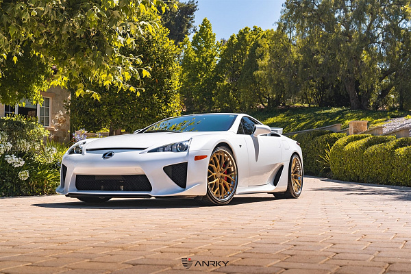 Фото дисков Anrky AN30 Сатиновое золото на Lexus LFA