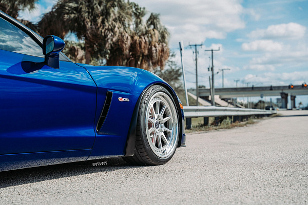 Фото дисков Strasse Wheels R10 Track Глянцевый лак на Chevrolet Corvette C6