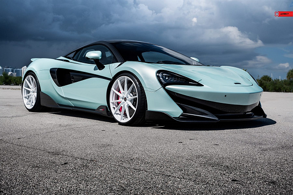 Фото дисков Anrky AN18 Белый глянец на McLaren 600