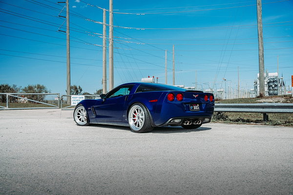 Фото дисков Strasse Wheels R10 Track Глянцевый лак на Chevrolet Corvette C6