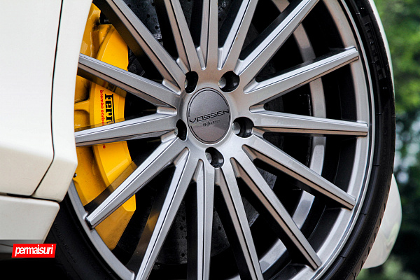 Фото дисков Vossen VFS-2 Глянцевый графит на Ferrari 458