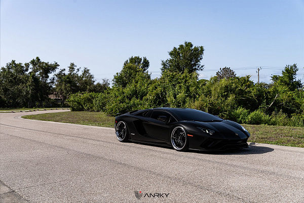 Фото дисков Anrky AN37 Черный глянец на Lamborghini Aventador