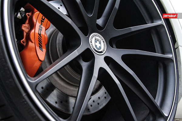 Фото дисков HRE P104 Черный сатин на Mercedes-Benz CLS (C218)