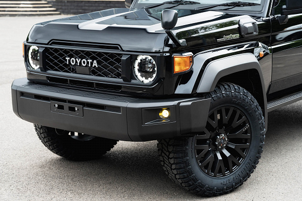 Фото дисков Kahn G22 DC Черный сатин на Toyota Land Cruiser 70